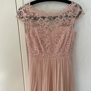 Klänning  - En smutsrosa klänning som har använts en gång till en skolavslutning, den kommer från Vila och är i strl 36❣️ inga defekter då den är använd varsamt!