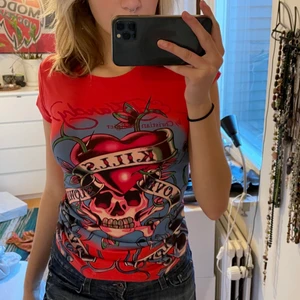 ed hardy tröja - ascool rödrosa Ed Hardy tröja med coolt mönster både fram och bak (bild2) den är lite längre men snygg att vika in eller ha ”skrynklig” som jag har på första bilden:) strl XS-M, ganska stretchig! jag har S och är 172cm (skriv privat om du har någon fråga)💕