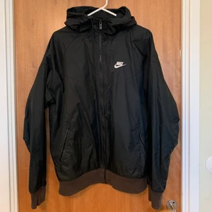 Nike regnjacka - Nike regnjacka i storlek S (man). Sparsamt använd och inga defekter. Äkta. Köparen står för frakt om vi inte kommer överens om annat och pris kan alltid diskuteras👍🏼