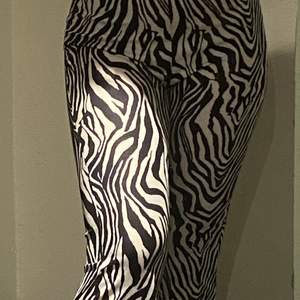 Supersköna zebra mönstrade byxor i tights material. Dem är enbart provade. Inga defekter finns och byxorna går ner till hälen på min syster som är 162cm. 