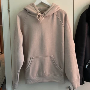 Hoodie - Säljer en hoodie för tjejer i storlek XS, även killar kan ha. Det är inga fel på den. För fler bilder är det bara att skriva ✍️ 