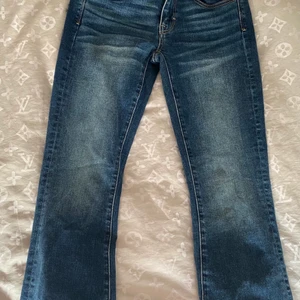 Jeans - Säljer dessa jätte fina low waist jeans då dom är för korta för mig. Jeansen är boot cut. Kontakta mig för fler bilder. Köparen står för frakten💓 