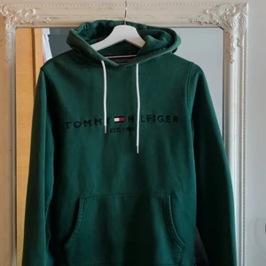 Tommy hilfiger hoodie - Vädligt fin grön tommy hilfiger hoodie i storlek S. Köpt på herr avdelningen men funkar ju lika bra till tjejer som killar. Orginalpris 1399kr