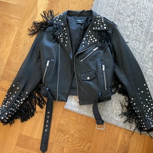 Fringe skinnimitation jacka  - Fringe skinnimitation jacka ( New Yorker)