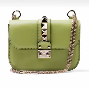 Valentino glam lock rockstud väska - Intressekoll på min fantastiska valentino garavani glam lock väska! Helt i nyskick förutom en liten svart prick, som knappast syns! Såklart äkta och dustbag kommer med! Väskan är i storleken small och nypris var runt 19000kr kan tänka mig sänka priset något! Skriv vid frågor!💓💓💓 orginal dustbag följer såklart med!