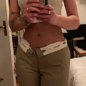 Dickies i nyskick - Beiga dickies inköpta på carlings i perfekt skick 🥰 storlek W28 L32. Kan fraktas eller mötas upp i malmö ❤️‍🔥 skriv vid frågor! 