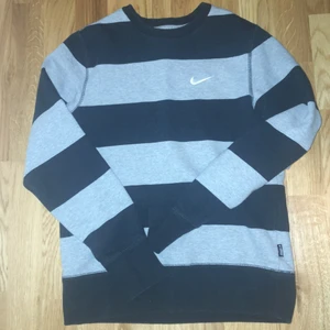 Nike tjocktröja - Köppte den för ett tag sen, men har haft den på mig 4-5 ggr, inga hål, inga fleckar. Ser helt ny ut! Äkta nike!