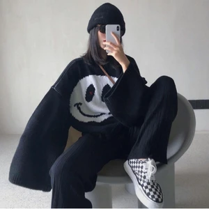 Smiley tröja - Säljer denna tröja som är helt oanvänd och köpt för 500kr. Skriv för fler bilder