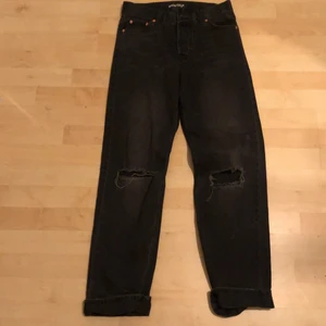 Junkyard black nevermind jeans, strl 26 - Dessa fick jag i julklapp men tyvär var de för stora så säljer nu de för 200 kr (originalpris 499kr) storlek 26. Mycket bra skick :) om du är mer intresserad kan jag skicka yttligare bilder och specifika mått.