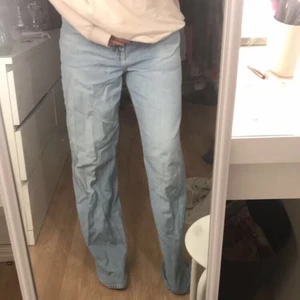 Jeans - Jeans från hm. Storlek 38. Väldigt långa på mig är 164. Använd 1 gång sedan har den bara legat i garderoben. Köptes för 1 år sedan för 300kr. 
