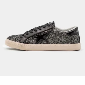 Glittriga sneakers! - Intressekoll på mina snygga sneakers! Så coola 🤩