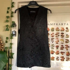 mönstrad väst - Så fin lång mönstrad gotisk väst i svart och grön. Köparen står för frakten❣️