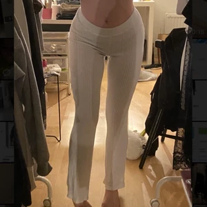 Lågmidjade byxor - Säljer mina såå sköna, stretchiga lågmidjade byxor!! De är i storlek XS och lite små för mig, därför jag säljer de. Har använt de endast 2 gånger! Jag är 169cm lång😊 Hör bara av er vid funderingar💕