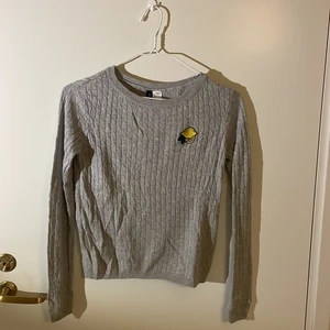 Grå stickad tröja - Grå stickad mjuk tröja från hm. Knappt använd 