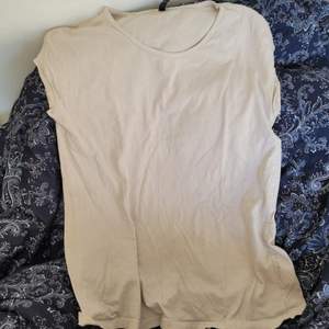 En lång tshirt som jag knappt har använt. Den är ganska stor i storleken. 