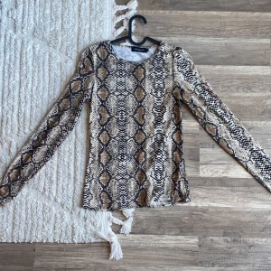 Snake print tröja - En jättefin snake print tröja från Voyelles i storlek S. Säljer denna då den är lite för lite på mig.