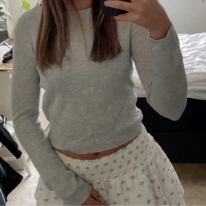 As snygg tröja - )Lånade bilder från tjejen jag köpte tröjan av!!!) Superfin tröja som tyvärr aldrig kommit till användning:(( Jättebra skick!!⚡️⚡️