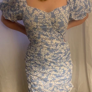 Blommig klänning - 💙Blommig klänning💙 Superfin blommig klänning som endast är använd 2 gånger, nyskick. Köptes på Gina Tricot för 400kr.