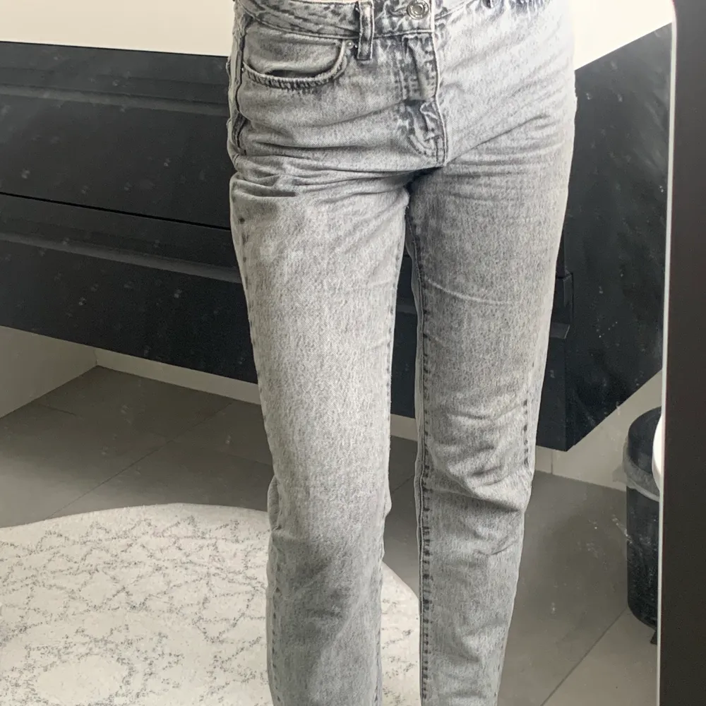 Mom jeans från Gina trico i storlek 34. Dom är grå stentvättade😍 120+66kr i frakt . Jeans & Byxor.