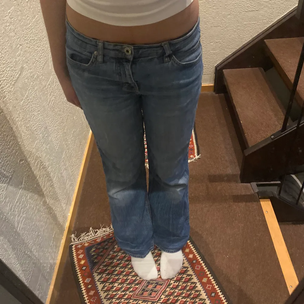 Lågmidjade jeans från esprit med baggy passform, dom är dock lite stora på mig! Midja(mätt tvärsöver): 38cm, innerbenslängd: 74cm! Frakt tillkommer . Jeans & Byxor.