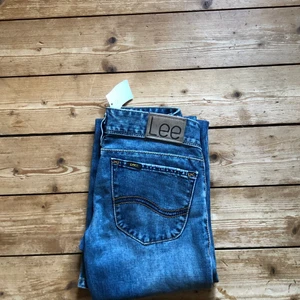 Blåa Lee Jens  - Ett par bootcut jeans köpta secondhand, dock va dom för små för mig MEN i väldigt fint skick och ser ut att aldig va använda💙💙 bootcuten elle va man ska säga är inte jätte bred svårt o formulera mig men ja💕