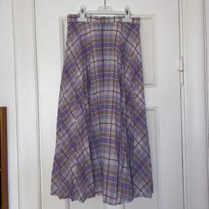 Lila lång kjol köpt i Malaga! 100kr + frakt / mötas upp💓 gissar stl S