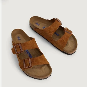 Birkenstock  - Säljer mina birken i mocka. Tofflorna är varsamt använda och i fint skick! Säljes pga har redan andra birken jag använder mer. Dessa passar någon med storlek 39-40☺️