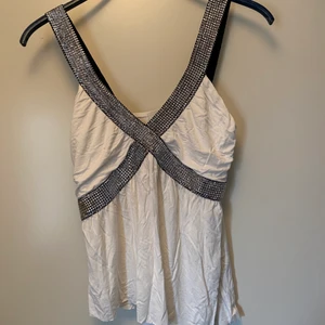 vitt linne - vitt linne med jättefint glitter över halsen! den är ganska lång går ner till slutet av magen! superfint linne