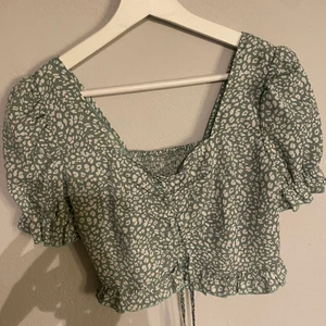 "Blommig" topp - En fin "blommig" topp som kommer ifrån shein! Jag har aldrig använt den då den sitter tight på mig.