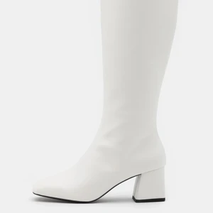 Vita boots storlek 38 - Helt oanvända vita ”gogo boots” med 60-tals stuk. Köparen står för frakten (50kr). Från Monki!