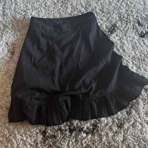 Min älskade Na-kd kjol😩 - Säljes pga stor i midjan för mig som är 155cm skulle nog passa bättre på 165 t.ex😍 Köpt för ca 300kr säljer dock nu för 150kr + ingen frakt, vill ha swish bevis, vill bli av med så fort som möjligt