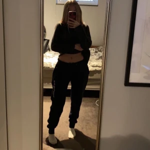 Sail Racing Mjukis - Säljer dessa mjukisbyxor från Sail Racing i storlek s, jag är ca 160🤍🤍 knappt använda, nypris 1000kr