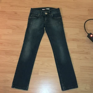 lågmidjade jeans - lågmidjade jeans i storlek 36, köparen står för frakt💚