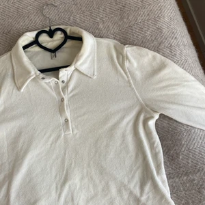 Pikétröja från NLY Trend - Vit feminin pikétröja från Nelly Trend i mjukt material. Den är i storlek S! 