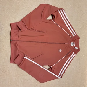 Adidas -  Kofta - Jätte Fin Adidas kofta i storlek S. Super bra skick och jätte fin gammelrosa färg