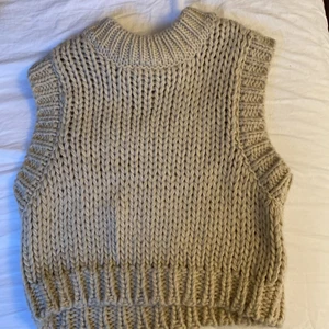 Nakd väst - En jätte fin stickad väst från nakd! Storlek xs-xss. Säljer för 100 kr! Den är lite genomskinlig men syns knappt. Jätte fin till sommaren! Frakt tillkommer. Hör av dig vid frågor!