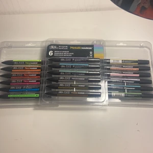 Promarker  - Säljer 6pack promarkers i färgerna metallic, neon och pastel kostar 150kr styck per pack nya så sammanlagt 450+frakt. Mitt pris är alla 6pack för 150+frakt eller en 6pack för 50kr+frakt. Dom är helt nya ändats öppnat paketet och kollat på dom, säljer dom då jag redan har dubbelt av alla. Skriv för närmare bilder på färgerna och hur bilder man målar kan se ut med pennorna💓  