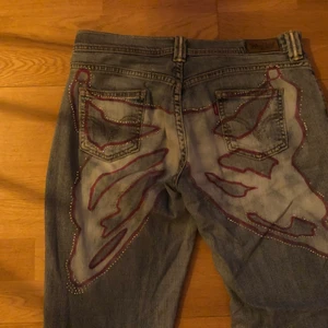 Y2k jeans - Jättecoola levis jeans med fjärilsdetaljer både på bakdelen samt slutet av benen på både bak- och framsida, saknas ganska många stenar (som man ser på bild 1)  men det är lätt att limma på nya :) byxorna är loosefit med raka ben. Kan mötas upp i Stockholm eller så står köparen för frakten