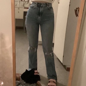 Zara jeans med revor - Fina jeans från zara, endast använd en gång, i bra skick, storlek 34 men det finns mellanrum i midjan, perfekt längd för någon 165-168