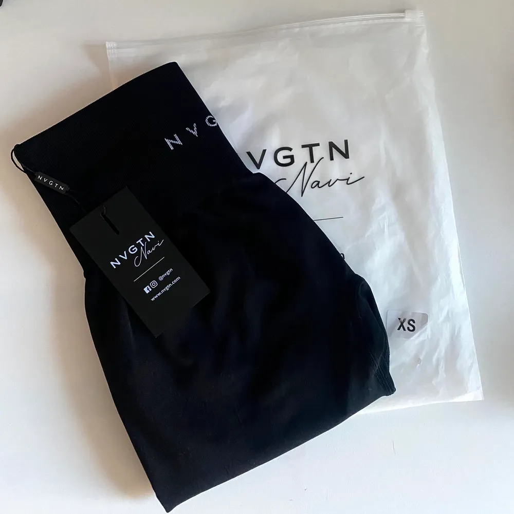 Helt nya träningsbyxor från NVGTN! Slutsålda på hemsidan, säljer då dem inte passade. Superstretchiga och sköna i materialet. Jeans & Byxor.