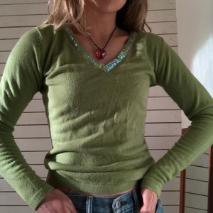 Grön tröja med glitter  - Grön tröja med glitterkant i storlek Xs/s från ”try me”🌟