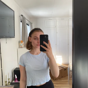 Ljusblå kort t-shirt - Har varit fantastisk att ha på sommaren. Är i bra skick