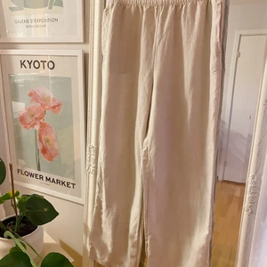 Linnebyxor från H&M - Linnebyxor från H&M. Storlek L och skulle säga att de är lite mindre i storleken💜