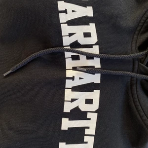 Carhartt hoodie - Svart hoodie från carhartt med tryck över bröstey | strl M | carhartts vanliga ’hårda’ material | använd  | nypris 899kr | frakt tillkommer