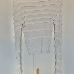 Vitt topp  - Vitt topp från nakd, använd få antal gånger. Jätte fin och sitter bra och formar kroppen bra.