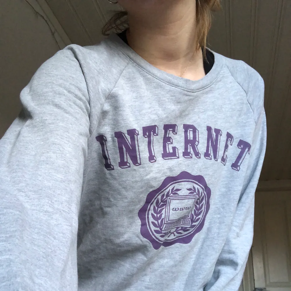 En sweatshirt i strlk m , står internet men tänker man inte på det så ser det ut som en collage tröja! 85kr+frakt. Toppar.