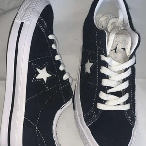 Converse skor strl 36 - Converse skor helt nya med paket. Aldrig använda och är i storlek 36 men passar även mig med 37. OBS! De två sista bilderna är lånade.