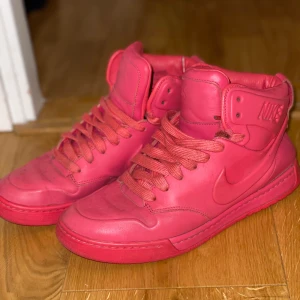 Nike sneakers - Säljer mina rosa coola nikesneakers eftersom de inte kommer till användning längre. Köpare står för frakt😙