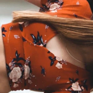 Topp H&M - (Andra bilden är riktiga färgen på den! Första bilden har filter!) Köpte den här sjukt gulliga toppen på H&M med en gullig justerbar snörning i ryggen. Sjukt fin nu inför sommaren. Den är storlek XS men den passar även en S.