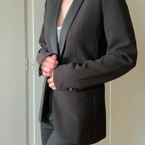 Svart kavaj från H&M - En kavaj från H&M som endast är använd en gång. Så den är i fint skick, inga fläckar eller hål. 
